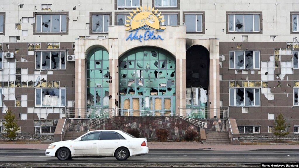 Здание офиса партии «Нур Отан» в Алматы после январских событий