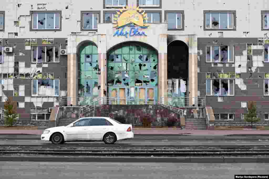 Седиштето на казахстанската владејачка партија Нур Отан во Алмати е сериозно оштетено. Фотографијата е направена на 8 јануари, но Ројтерс ја објави на 12 јануари.