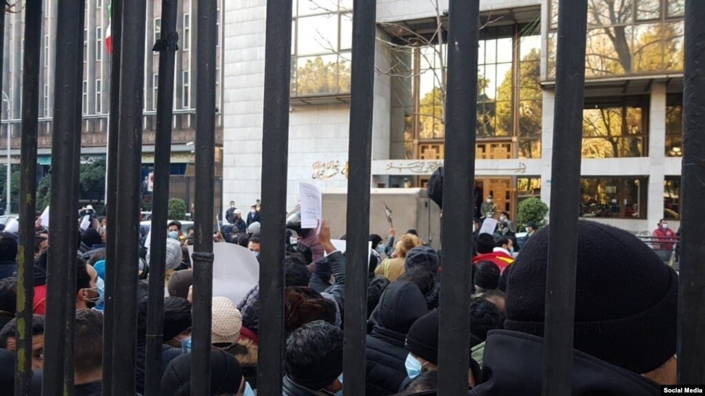 آتش‌نشانان در مقابل شهرداری