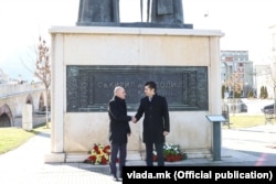 Двамата премиери поставиха заедно цветя пред паметника на Кирил и Методий в Скопие.