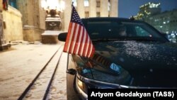 Mașina ambasadorului SUA în Rusia, John Sullivan, parcată în fața Ministerului rus de Externe. 26 ianuarie 2022