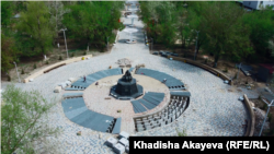 Вид на памятник поэту и писателю Шакариму Кудайбердиеву в Центральном парке Семея 4 мая 2021 года.