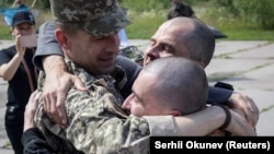Український військовий зі звільненими полоненими, 26 червня 2026 року