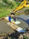 Imagine de la lucrările la unul din cele două praguri de barare a apei care se scurge din pârâul Corund și ajunge în Târnava Mică.