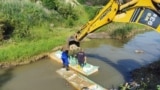 Imagine de la lucrările la unul din cele două praguri de barare a apei care se scurge din pârâul Corund și ajunge în Târnava Mică.