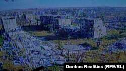 Містечко Білицьке через камеру FPV-дрона у середині вересня – панельні будинки склалися через неодноразові російські авіаудари