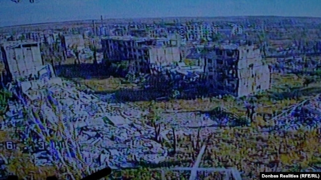 Містечко Білицьке через камеру FPV-дрона у середині вересня – панельні будинки склалися через неодноразові російські авіаудари