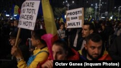 Sâmbătă, 2 octombrie, Piața Victoriei și Piața Universității din București au fost ocupate de mii de manifestanți anti-vaccinare. În aceeași zi, România a înregistrat un număr record de 12.590 cazuri noi, și 1412 pacienți sub aflați la Terapie Intensivă. 
