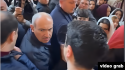 Nikol Paşinyan Müqəddəs Anna kilsəsində