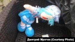 Кукла, проткнутая скальпелем, которую оставили поджигатели дома белорусского врача-кардиолога Александра Мрочека