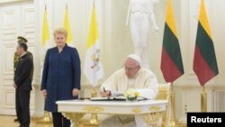 Papa Francis alături de președinta Lituaniei Dalia Gribauskaite. 22 septembrie 2018