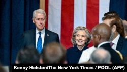 Билл жана Хиллари Клинтондор. Архивдик сүрөт.