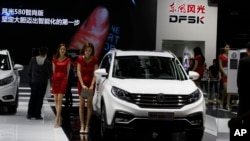 O mașină produsă de DFSK, prezentată la un salon auto din China, în 2017. Producătorul vinde mașini și în România, însă are cifre modeste. 