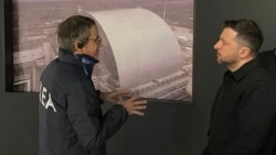 Глава МАГАТЭ Рафаэль Гросси и Владимир Зеленский в Национальном музее "Чернобыль" в Киеве, 26 апреля 2026 года