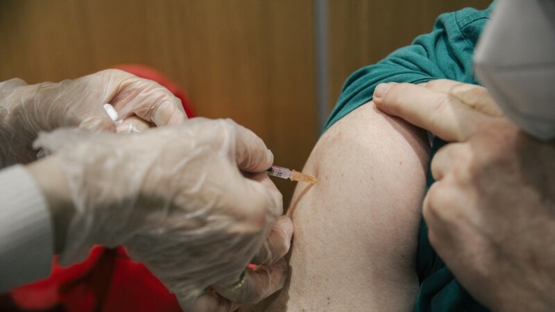 Вучиќ најави масовна имунизација во Србија со набавени милион вакцини 