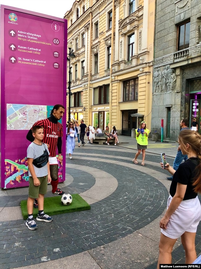 A hot evening brought large crowds into St. Petersburg's city center recently.