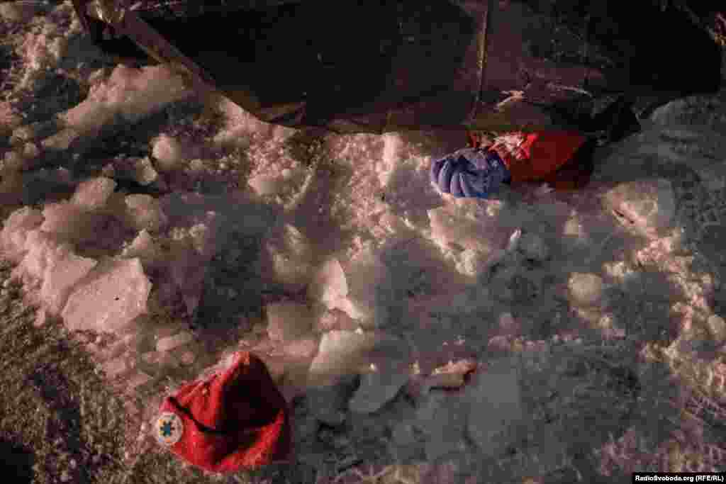 Тіло медика, який загинув через повторний удар РФПрезидент України Володимир Зеленський в телеграмі зробив заклик до партнерів України: «Сьогоднішній удар максимально гучно нагадує всім нашим партнерам, що підтримка ППО для України – це постійний пріоритет. Не можна втратити жодного дня в постачанні, у виробництві, у домовленостях»