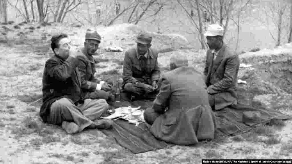 Egy izraeli utazó (balra) a nyugat-iráni Satt el-Arab folyó mellett, munkások társaságában az 1950-es években.Az 1979-es forradalom előtt Iránban élő izraeliek úgy emlékeznek, hogy nem érdekelte őket a sah által a saját népével szemben alkalmazott elnyomás. „Nem panaszkodtak, mi pedig nem avatkoztunk be” - emlékezett vissza egy izraeli férfi a forradalom előtti időszakról szóló filmben. „Nem vagyunk vakok, tudtuk, hogy milyen valóságban élünk, de ez nem a mi dolgunk volt” - tette hozzá.