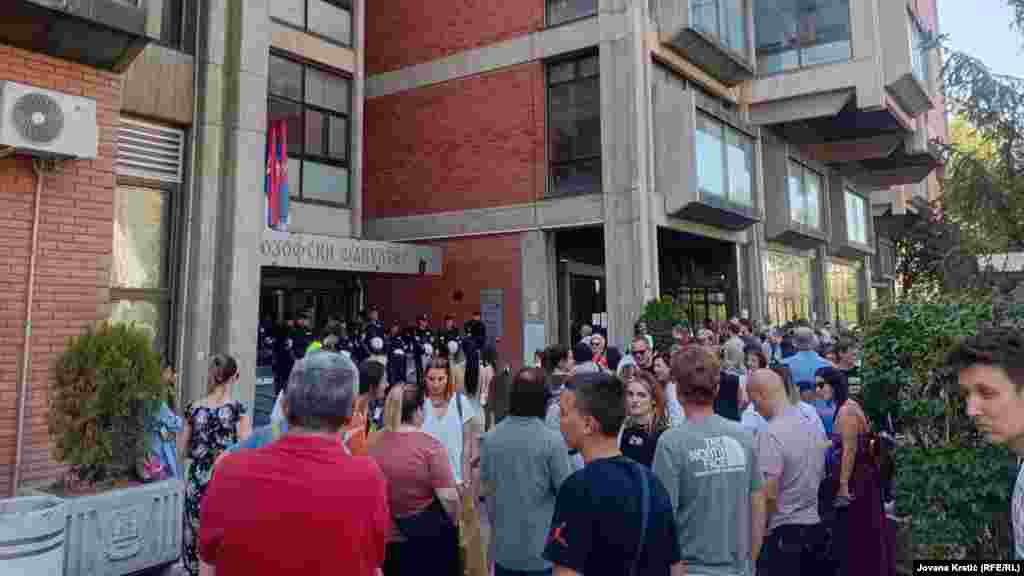 Eleinte a tüntetőknek összekapaszkodva sikerült meggátolniuk, hogy felálljon a rendőrsorfal, később kitolták a rendőri egységeket a kampuszról. Szerb akadémiai körökből közben lemondásra szólították fel az egyetem dékánját