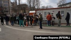 Опашката от желаещи да се ваксинират пред болница "Пирогов" в София започна да се събира от 6:00 ч. сутринта 