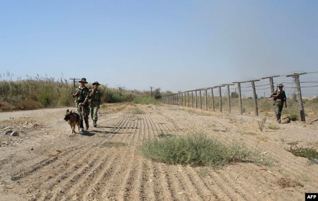 Tadžikistanski graničari patroliraju uz granicu s Avganistanom.