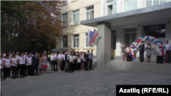 Кырымтатар балалары күпчелектә укыган гимназиядә 1 сентябрь бәйрәме.