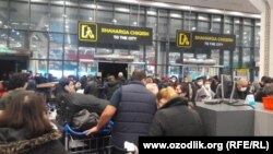 В международном аэропорту Ташкента возникли очереди на сдачу ПЦР-теста.