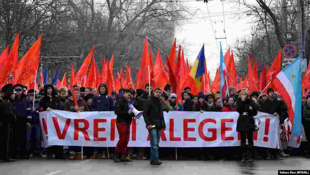 Protestatarii socialiști așteaptă ca poliția să decidă dacă le permite sau nu să traverseze PMAN unde protestează Platforma DA