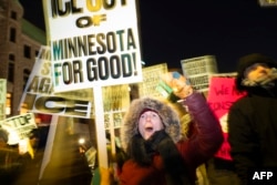 În Minneapolis au loc proteste zilnice împotriva Agenției pentru Imigrație și Controlul Vamal (ICE). În imagine, protestatari de la o manifestație din 27 ianuarie 2026.