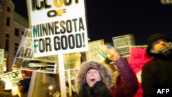 În Minneapolis au loc proteste zilnice împotriva Agenția pentru Imigrație și Controlul Vamal (ICE). În imagine, protestatari de la o manifestația din 27 ianuarie 2026.