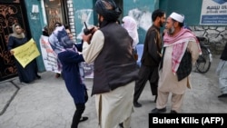 تصویر آرشیف: یکی از افراد طالبان در کابل با یک دختر خانم درگیر شده است 