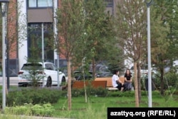 Астанадағы саябақтардың бірінде отырған адамдар. 2026 жылғы тамыз.