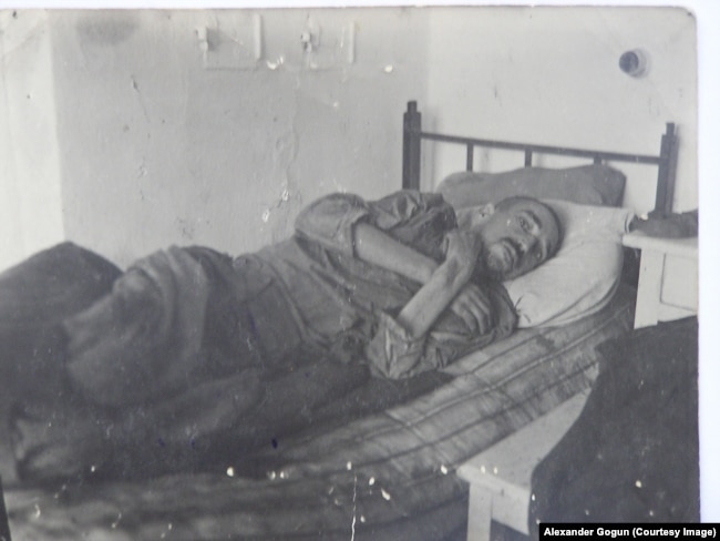 Бывший советский пленный "Гросслазарета Славута" после того, как вывезен партизанами в славутскую больницу в декабре 1943 г.