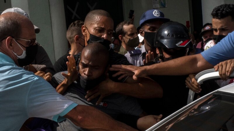 Sukob policije i demonstranata na Kubi