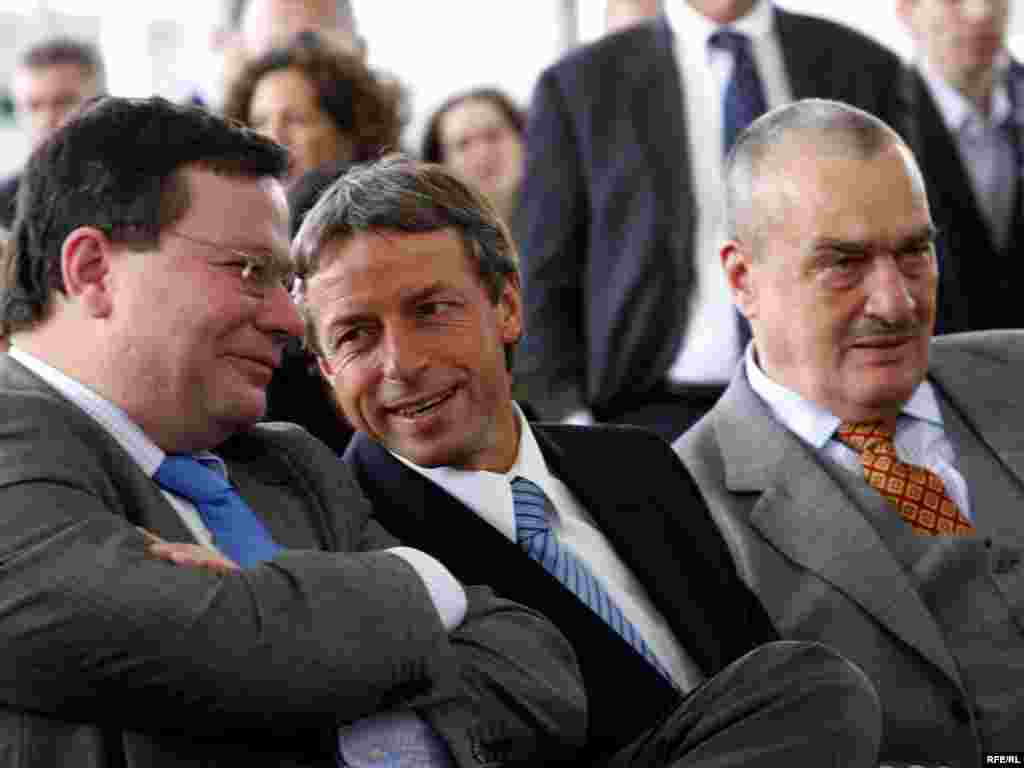 ჩეხეთის სენატის წევრი ალექსანდრ ვონდრა, პრაღის მერი პაველ ბემი და ჩეხეთის საგარეო საქმეთა მინისტრი კარელ შვარცენბერგი - ჩეხეთის სენატის წევრი ალექსანდრ ვონდრა, პრაღის მერი პაველ ბემი და ჩეხეთის საგარეო საქმეთა მინისტრი კარელ შვარცენბერგი სტუმრად რადიო თავისუფალი ევროპა / რადიო თავისუფლების ახალ შტაბინაში