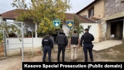 Policia gjatë aksionit ku u arrestuan dy persona nën dyshime për krime lufte. 