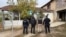 Policia gjatë aksionit ku u arrestuan dy persona nën dyshime për krime lufte. 