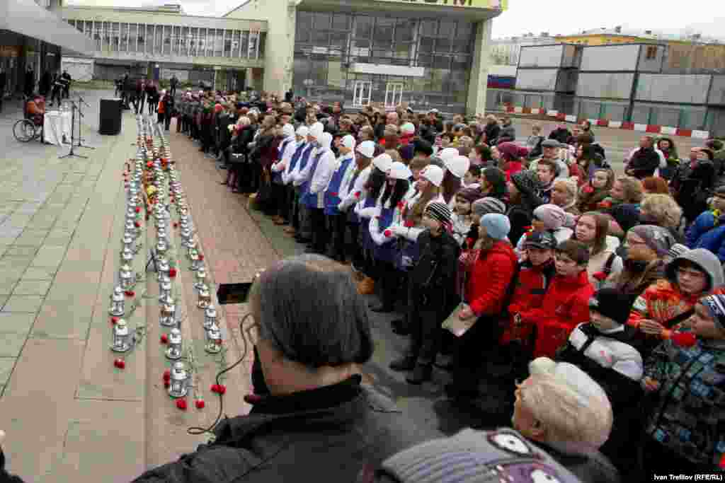 Акция памяти погибших 13 лет назад в Театральном центре на Дубровке в Москве. 26 октября 2013 года