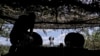 Солдат готується вести вогонь зі 120-мм гаубиці «Гвоздика» на околицях Часового Яру, Донецька область, Україна, 22 червня 2024 року