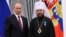 Президент России Владимир Путин (слева) награждает митрополита Волоколамского Илариона орденом Почета во время церемонии в Московском Кремле, 22 сентября 2016 г.