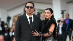 83-cü Venesiya Beynəlxalq Film Festivalının əsas müsabiqəsində yer alan "Kami nur" filminin nümayişi öncəsi iranlı rejissor Əli Əsgəri və aktrisa Sədəf Əsgəri qırmızı xalıya çıxıblar.