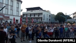 Okupljeni građani na protestu, Bihać, 29. august
