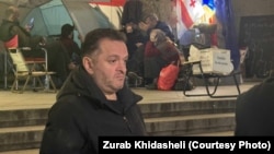 გედევან ფოფხაძე პარლამენტთან. 28 ოქტომბერი, 2025