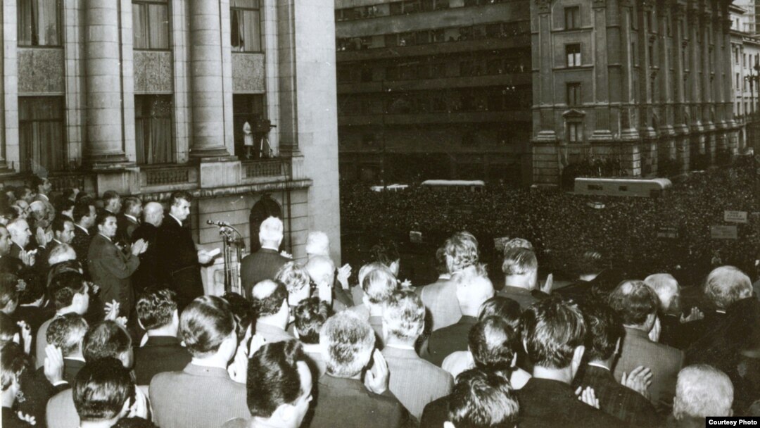 Nicolae Ceauşescu, Ion Gh. Maurer, P. Niculescu-Mizil şi ceilalţi membri ai CC. al PCR, la adunarea populaţiei din Capitală, protestând împotriva evenimentelor din Cehoslovacia.(21 august 1968) Sursa: Fototeca online a comunismului românesc; cota:176/1968