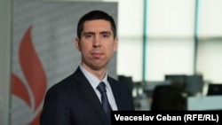 Ministrul de Externe de la Chișinău, Mihai Popșoi, în biroul Europei Libere de la Chișinău, 16 aprilie 2025.