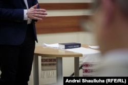 Падчас сустрэчы на стале каля Паўла ляжала Біблія