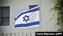 Израильский флаг в посольстве еврейского государства на территории Москвы