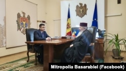 Mitropolitul Basarabiei (d), ÎPS Petru și Ministerul Afacerilor Interne, Adrian Efros, la semnarea acordului de cooperare.