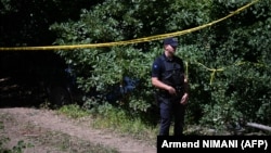 Policajac stoji blizu mesta gde se vrše iskopavanja u selu Mala Kaludra u Zubinom Potoku, 1. avgust 2026.