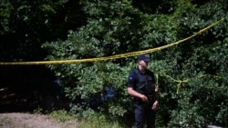 Policajac blizu mjesta iskopavanja u selu Mali Kaluđer Zubin Potok, 1. augusta 2026. godine.